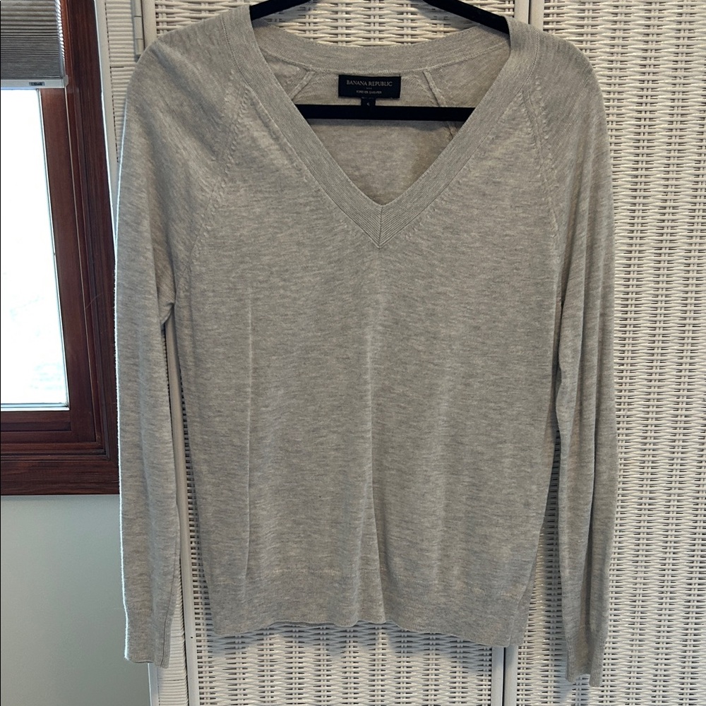 Banana Republic Light Gray Women's V-Neck Sweater